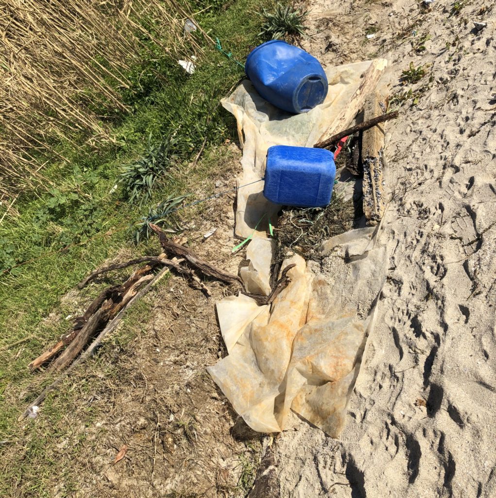 Restos de residuos plásticos en la misma playa de la imagen anterior