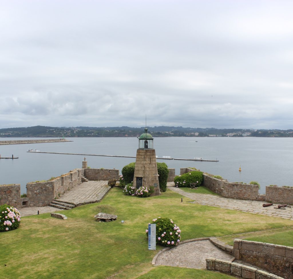 El Castillo de San Antón marca la entrada de la Ciudad Vieja desde la costa