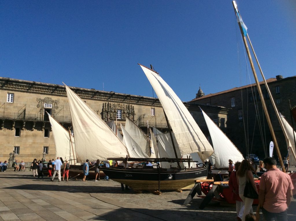 Embarcaciones tradicionales reunidas en la Plaza del Obradoiro en el 25 aniversario de Culturmar