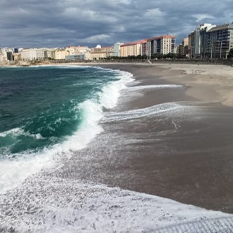 Las playas urbanas en A Coruña forman parte de las fiestas, con conciertos, hogueras y eventos