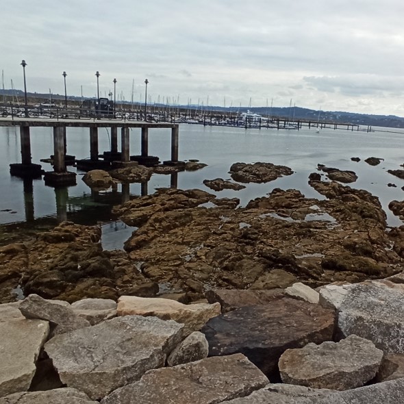 Vista de rochas e embarcadoiros no porto de A Coruña
