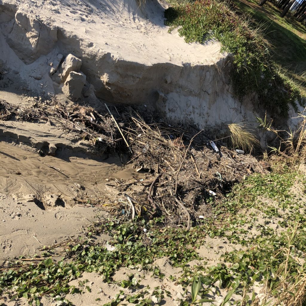 Restos visibles de la huella humana y sus residuos en un flujo de agua de la costa