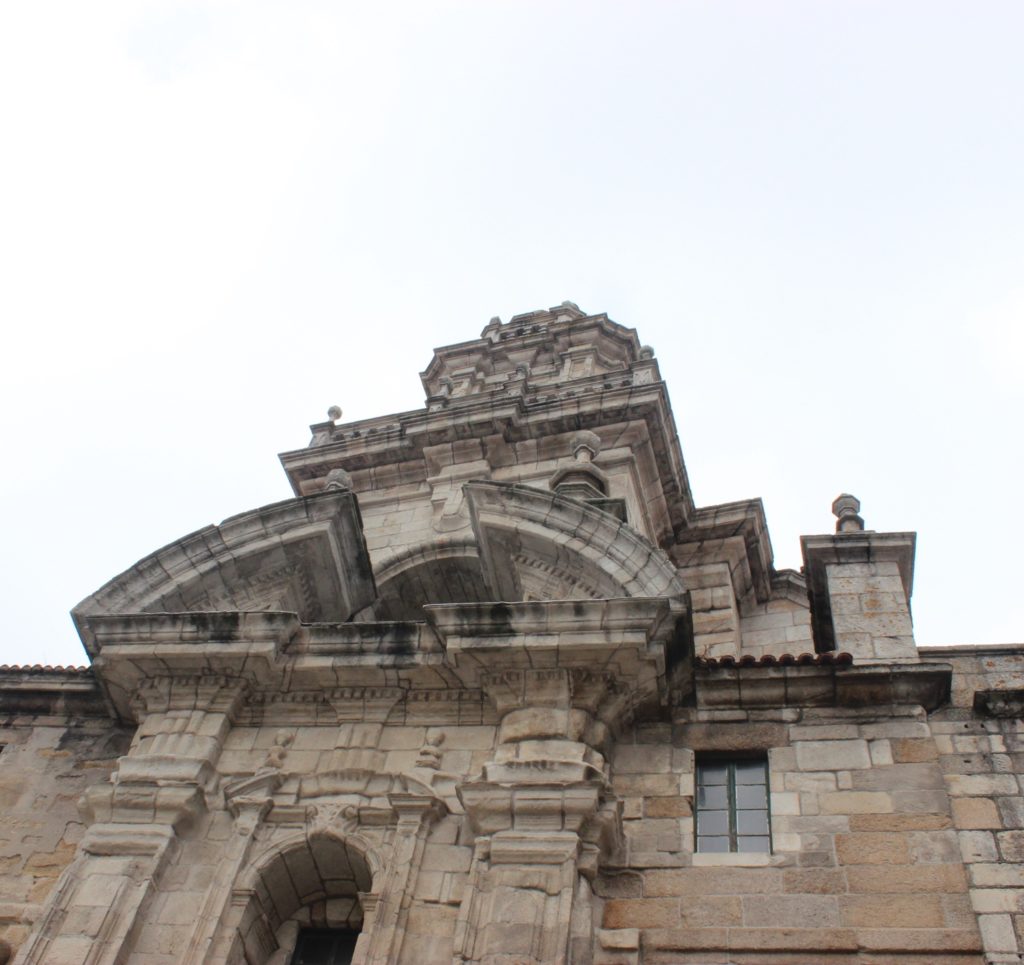 Torre aparentemente torcida, pero alineada con la Iglesia del Convento de Santo Domingo
