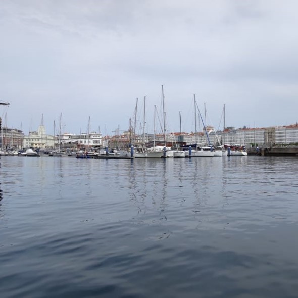 Vista de A Coruña e dunha parte do porto deportivo